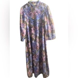 Appel long robe floral pattern quilted yoke upper front women’s size Medium